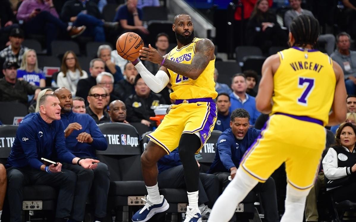 开云官网-詹姆斯强势横扫海港晋级半决赛，状态火热！的简单介绍